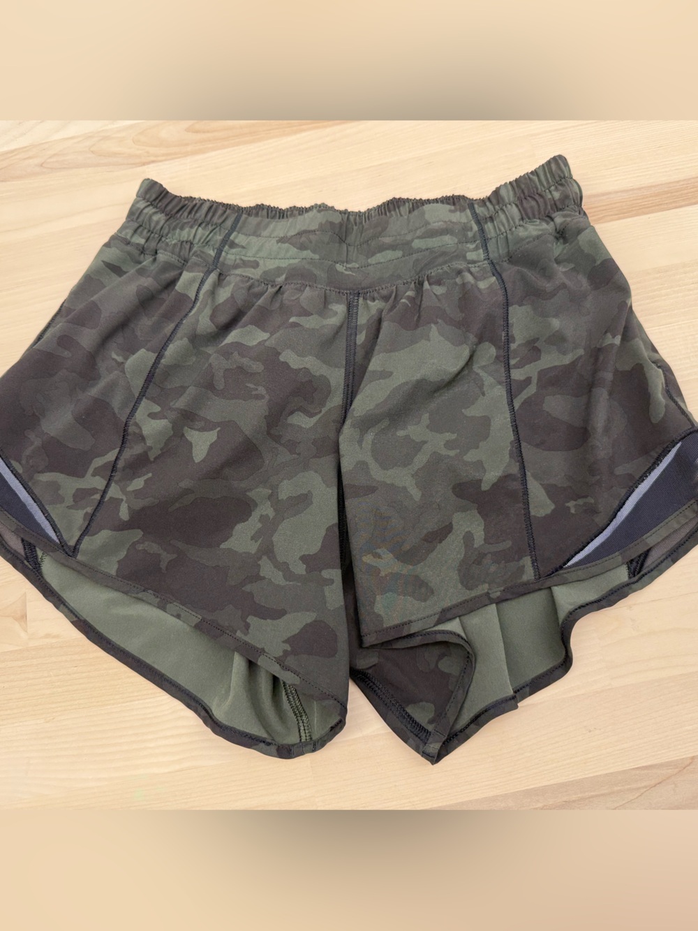 lululemon athletica Incognito Camo Hotty Hot Shorts 4” - Size 6 Tall